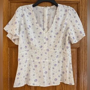 LOFT WHITE & LAVENDER FLORAL PATTERN FLUTTER SLEEVE PEPLUM STYLE TOP BLOUSE SZ 4